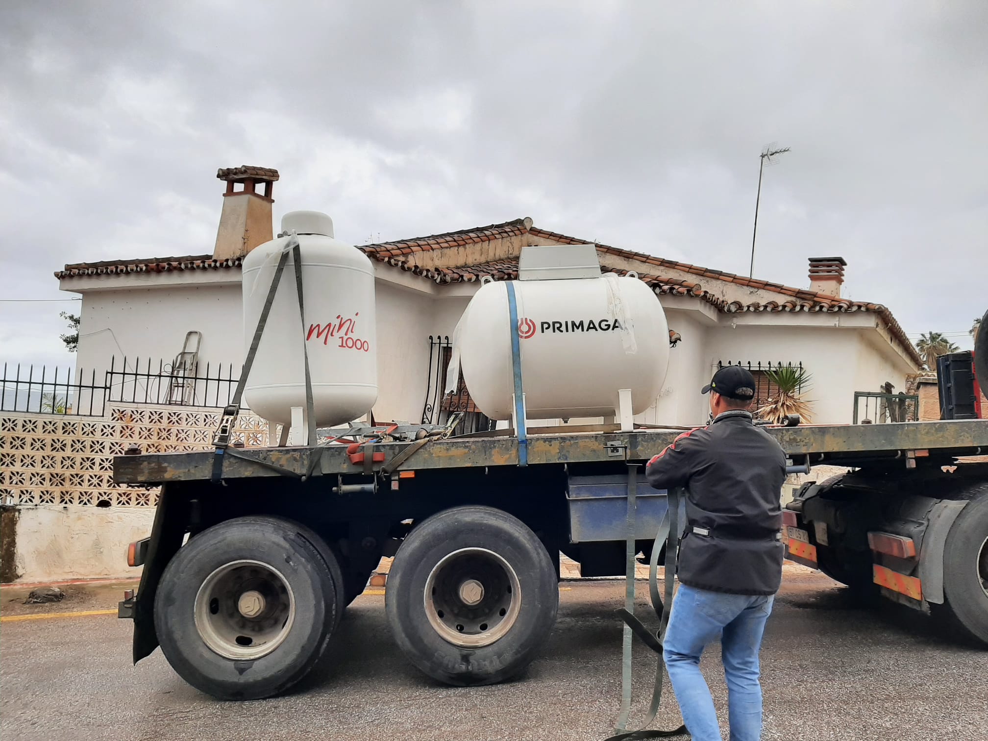 Camion con bombona de gas