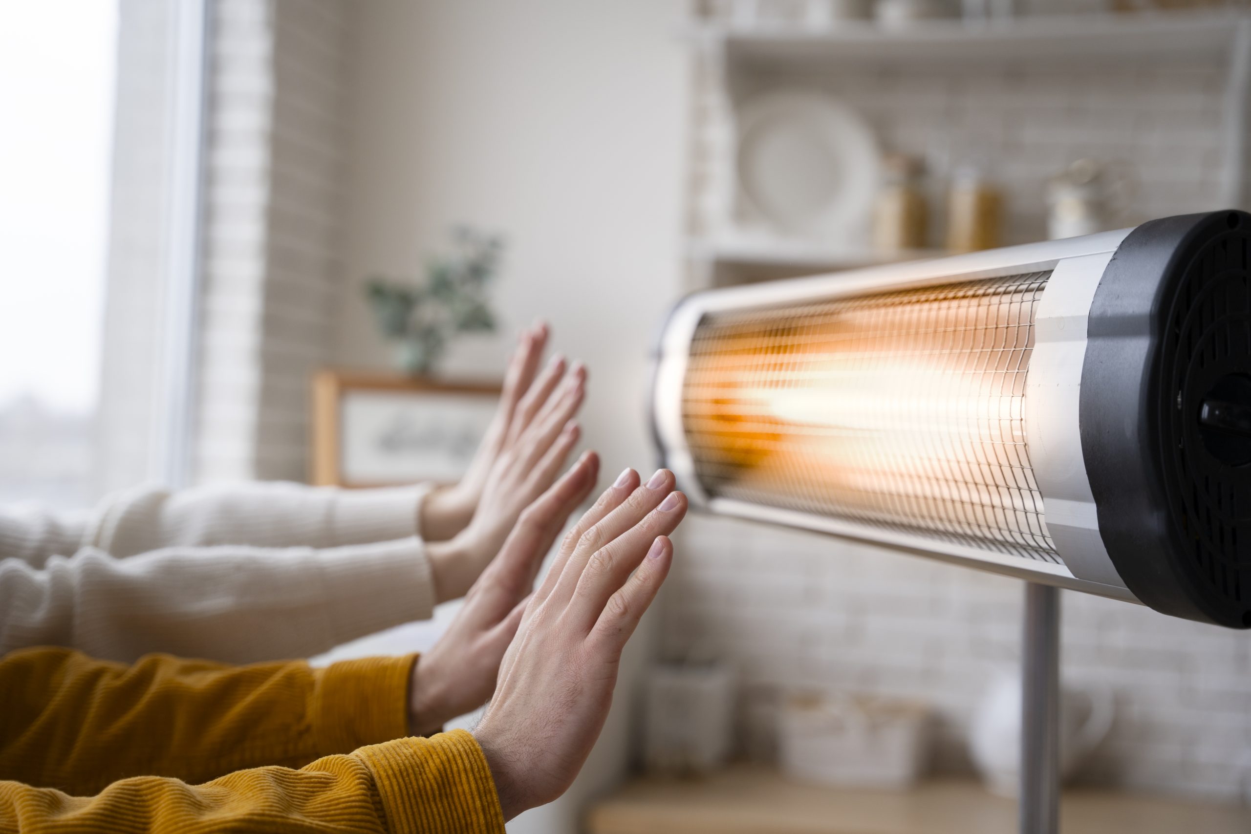 Gente calentándose en un radiador